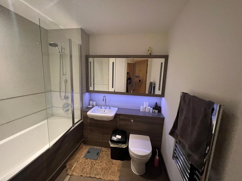 Flat Juniper Drive in Greater London