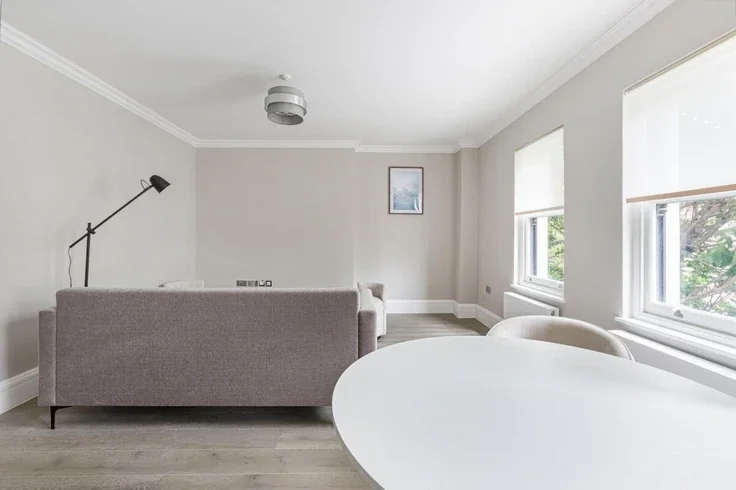 Flat Courtfield Gardens in Greater London