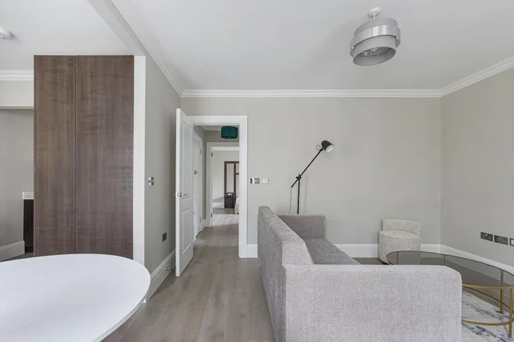 Flat Courtfield Gardens in Greater London