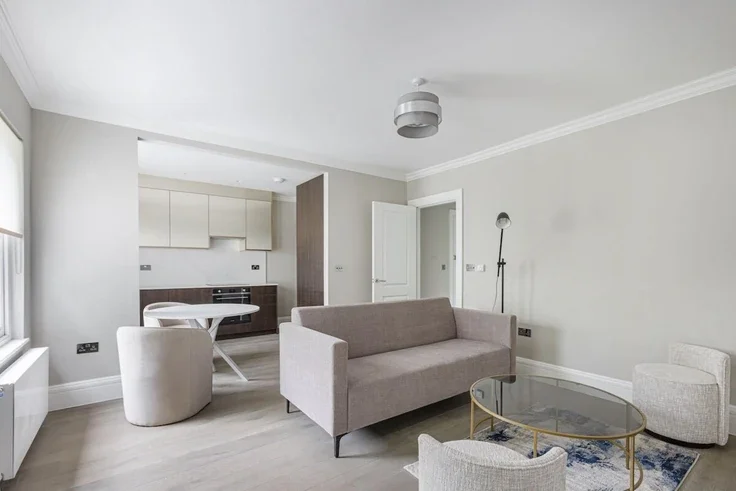 Flat Courtfield Gardens in Greater London
