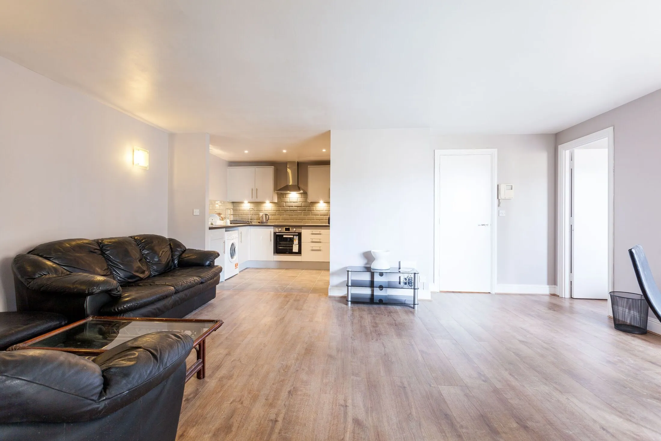 Flat Commercial Road in Greater London