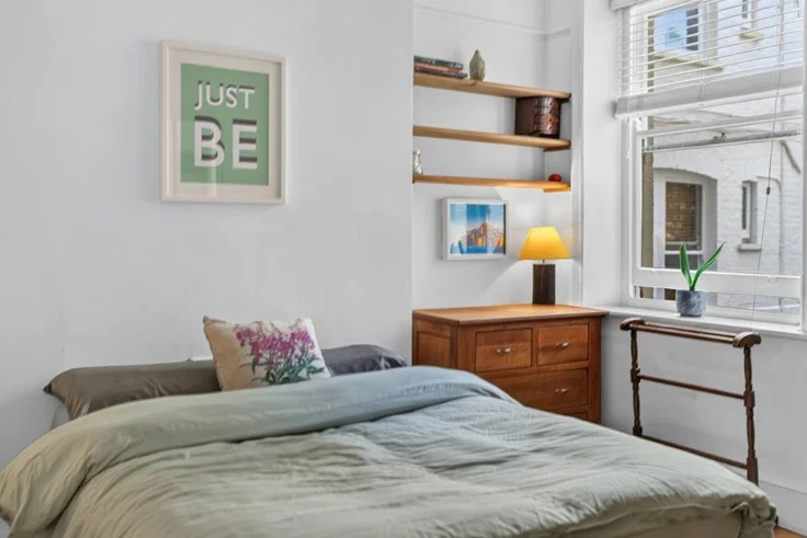 Flat Honeybourne Road in Greater London