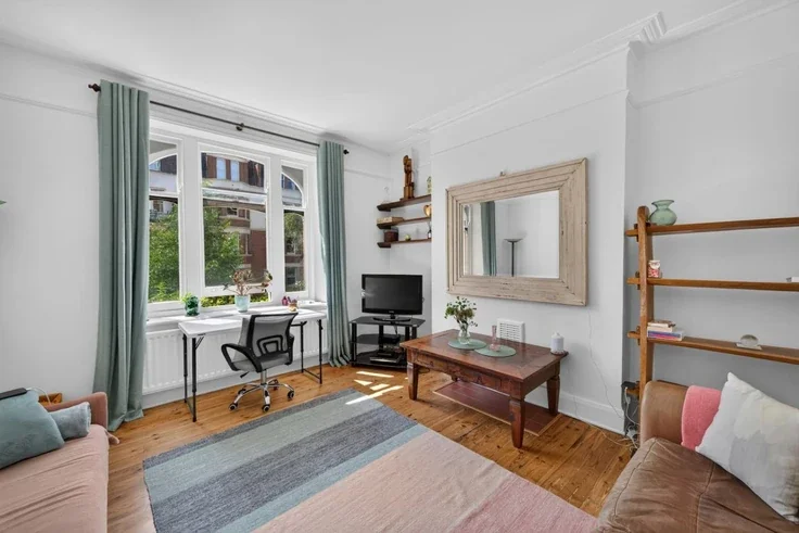 Flat Honeybourne Road in Greater London