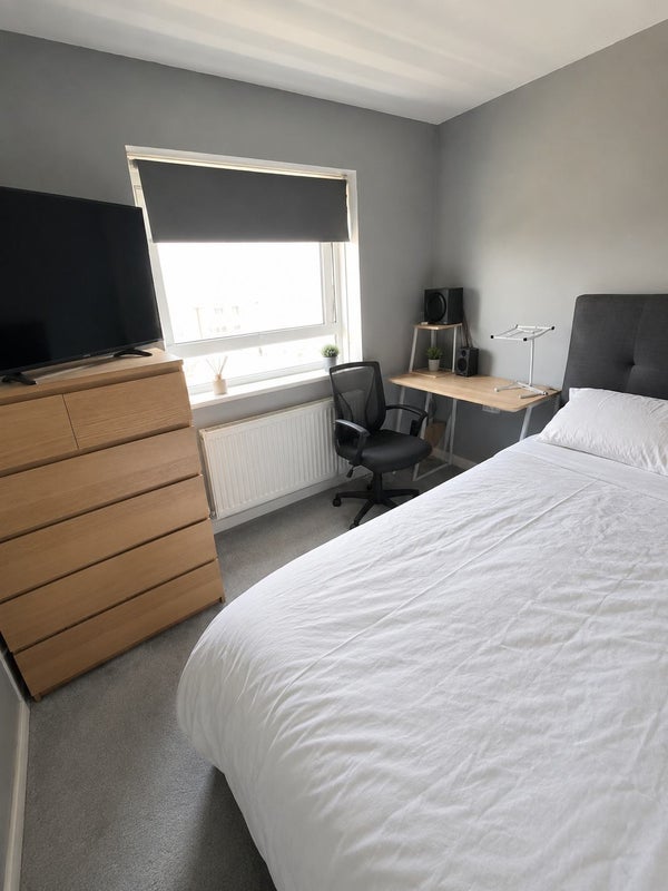 Room High Road in Greater London