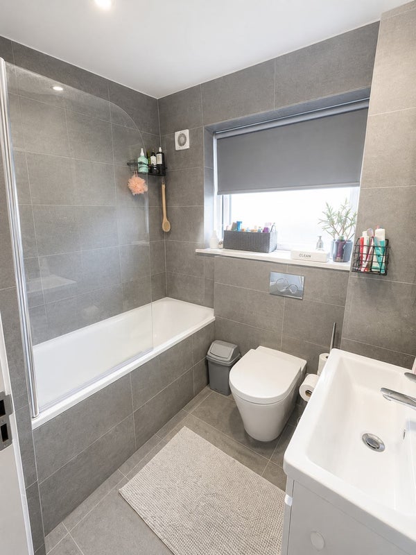 Room High Road in Greater London