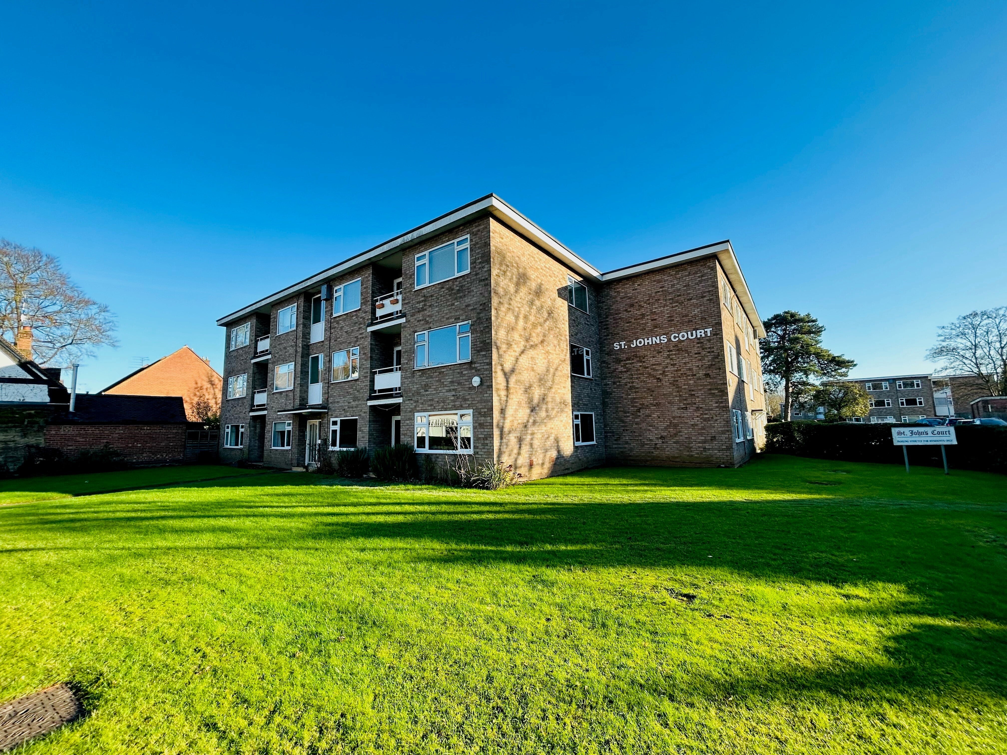 Flat Weston Close in Warwick