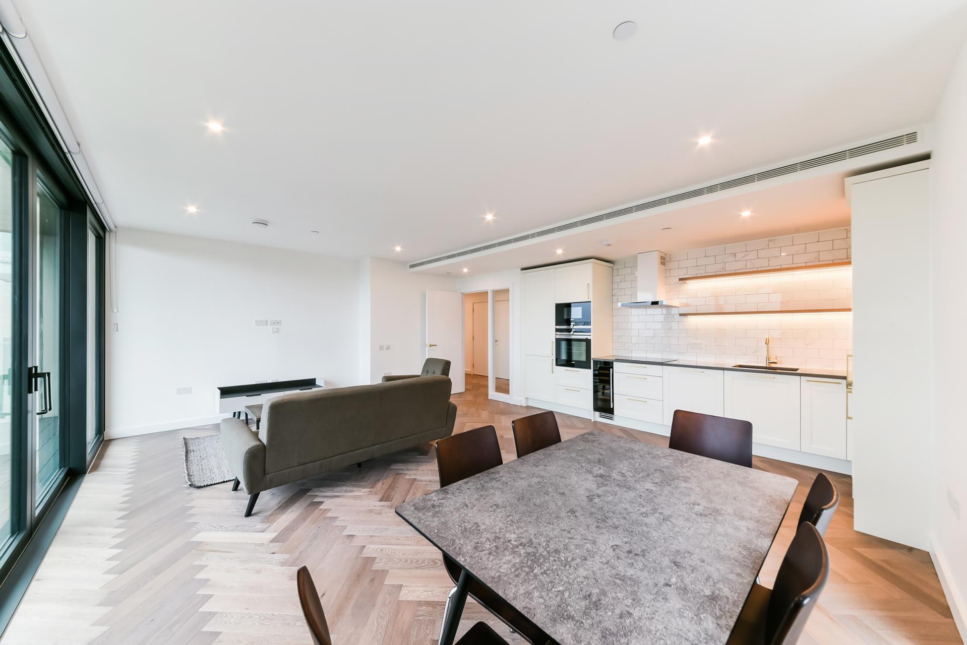 Flat Asher Way in Greater London