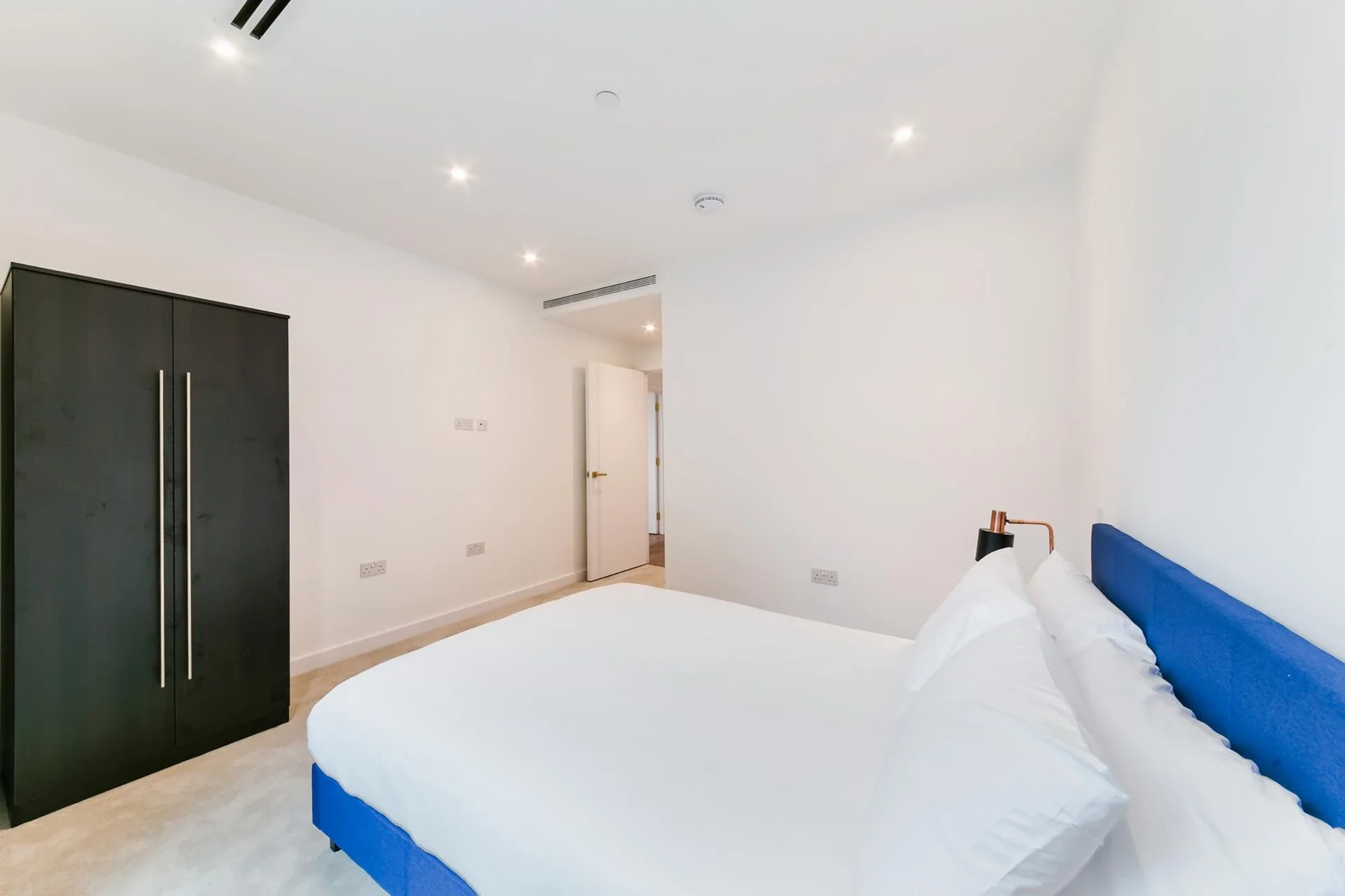 Flat Asher Way in Greater London