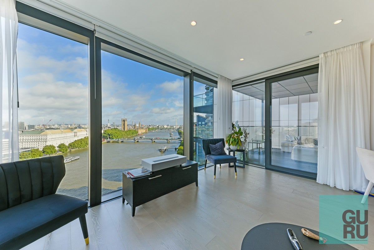 Flat Albert Embankment in Greater London