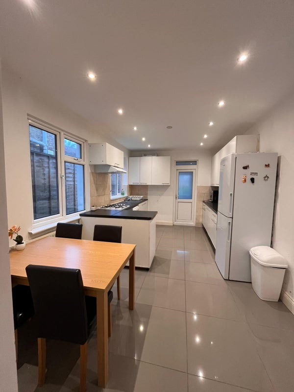 Room Mellison Road in Greater London