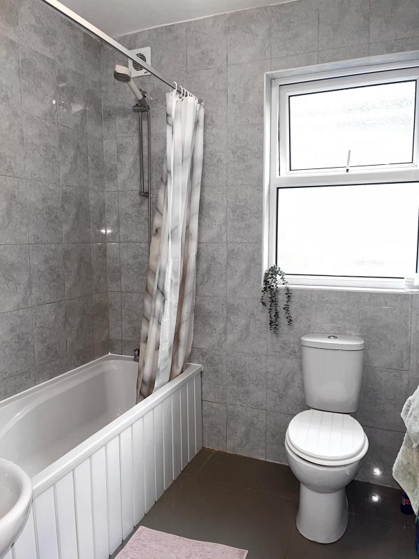Room Mellison Road in Greater London
