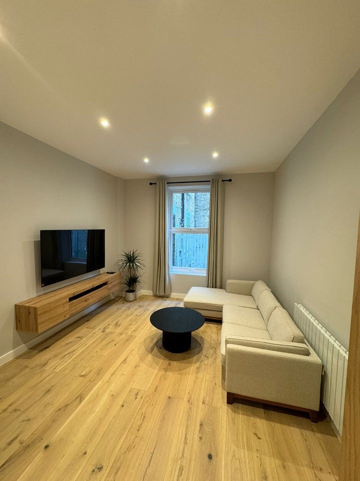 Flat Oaklands Grove in Greater London