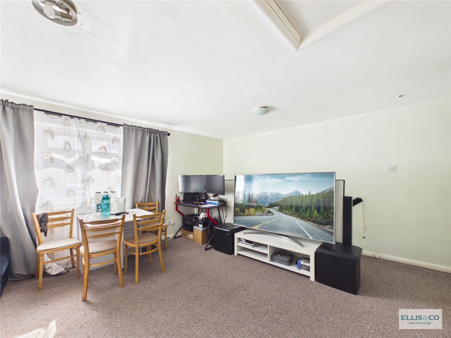 Flat Roch Avenue in Greater London