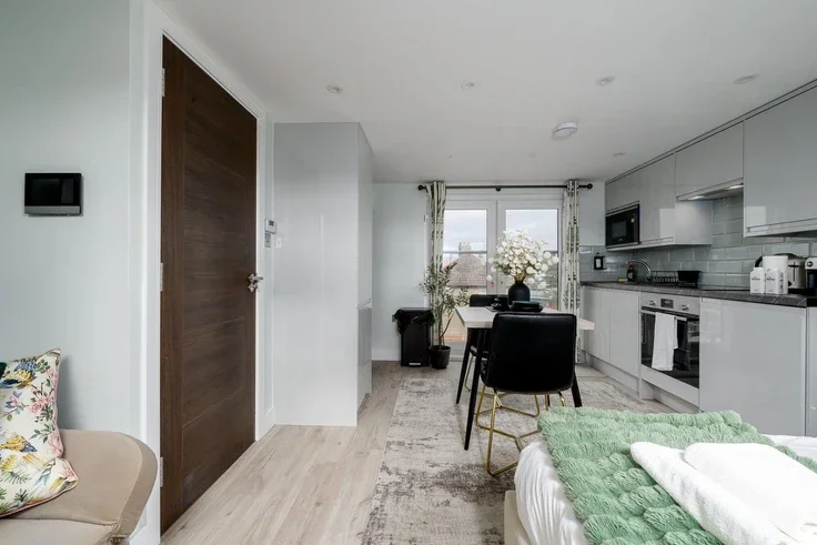 Flat Perimeade Road in Greater London