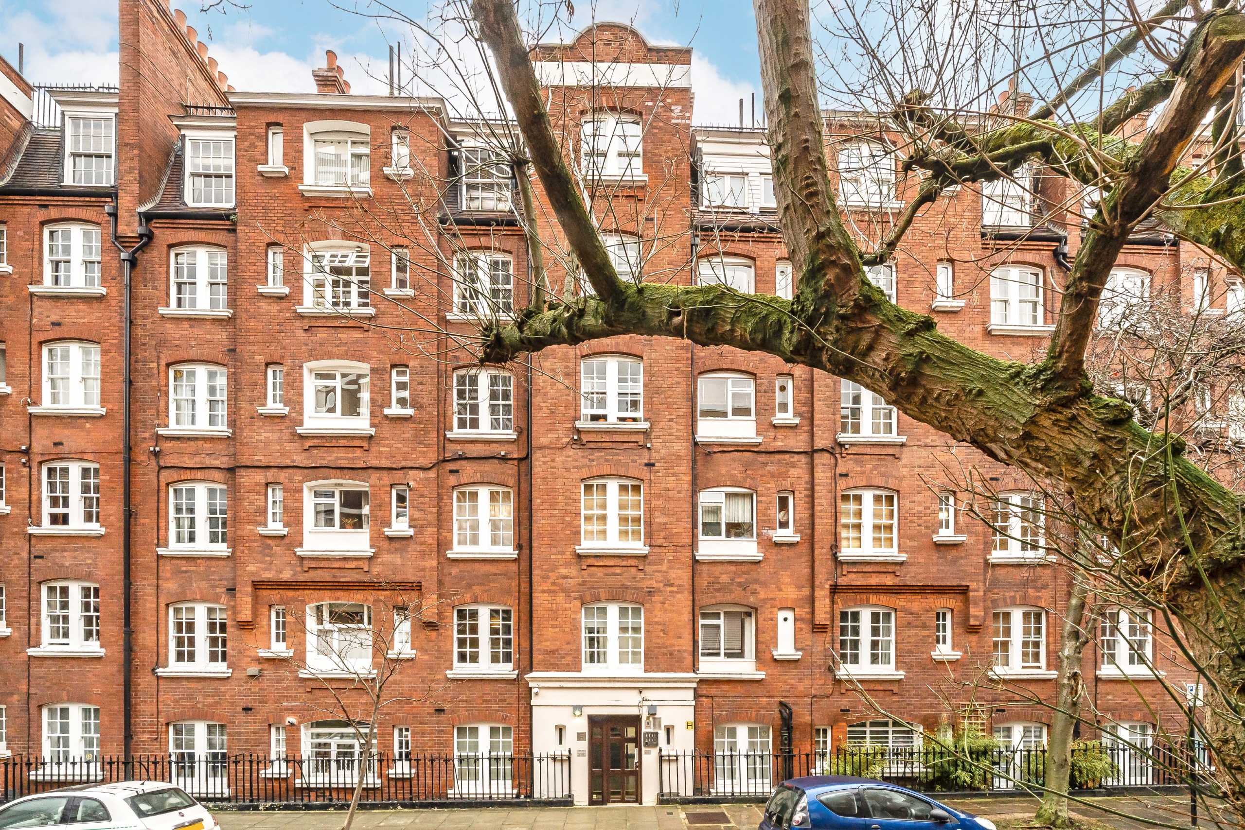 Flat Sandwich Street in Greater London