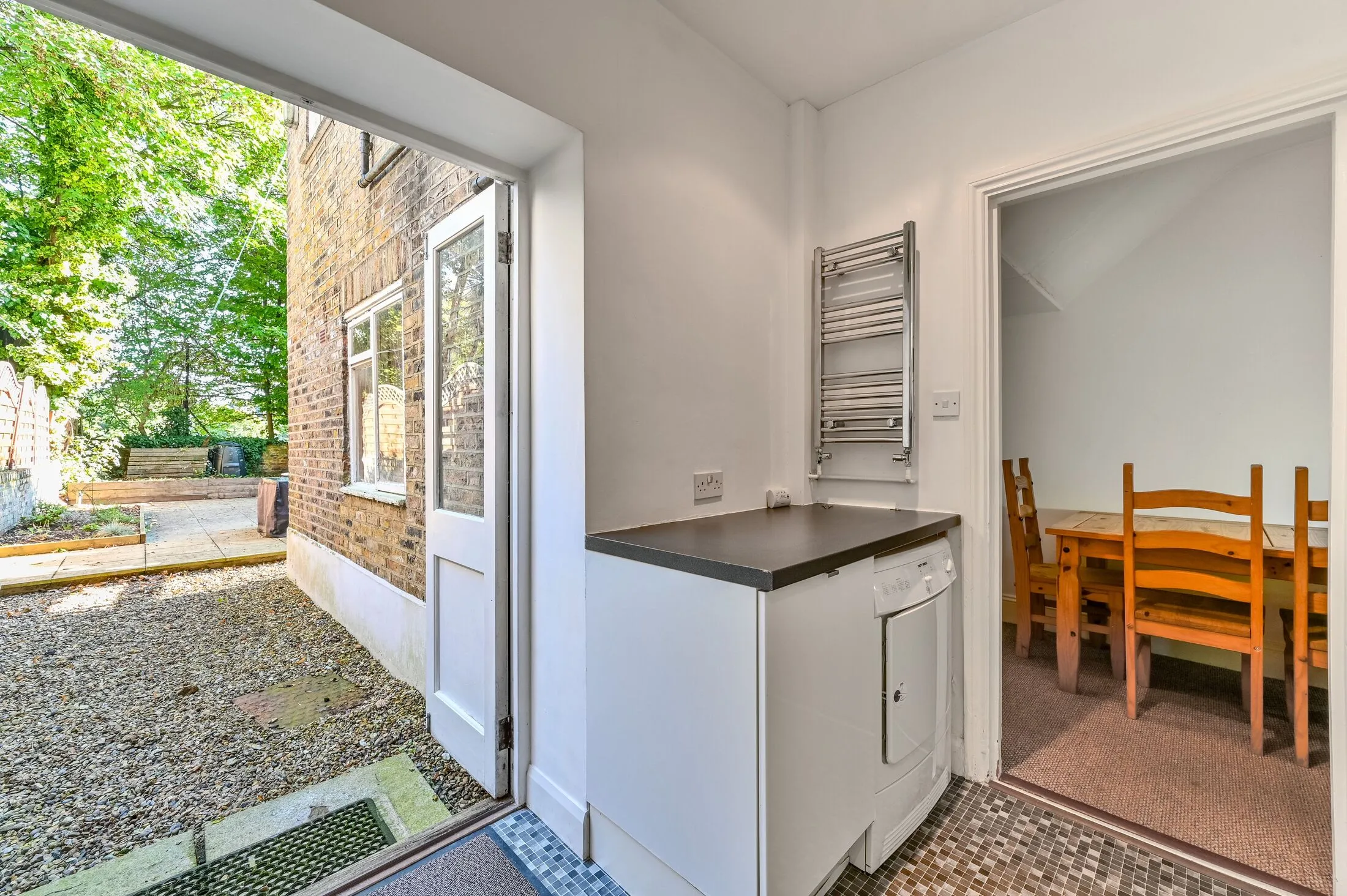 Flat Huddleston Road in Greater London