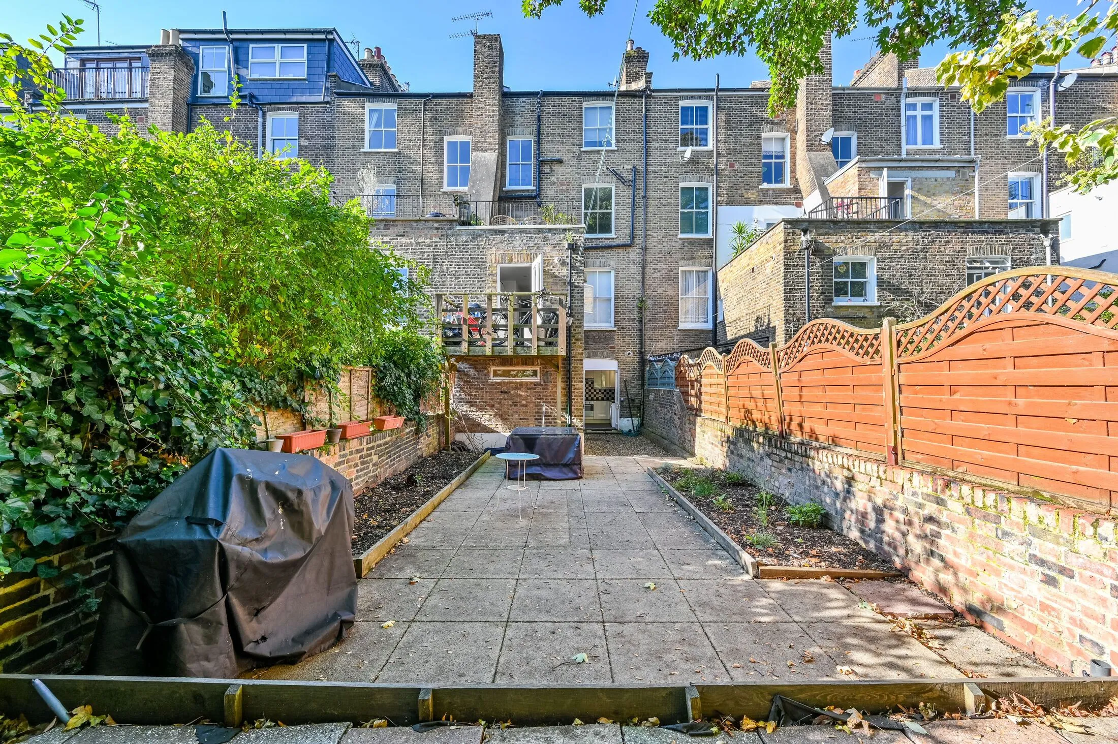Flat Huddleston Road in Greater London