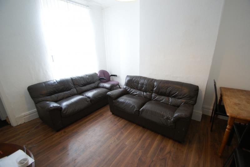 Room Manor Drive in Leeds