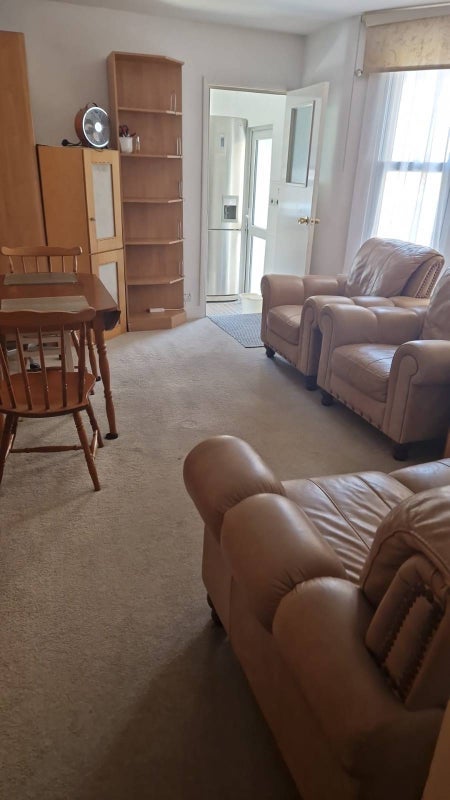 Flat Broomwood Road in Greater London