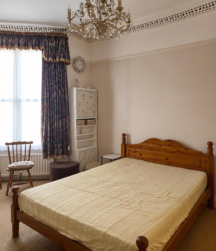 Flat Broomwood Road in Greater London