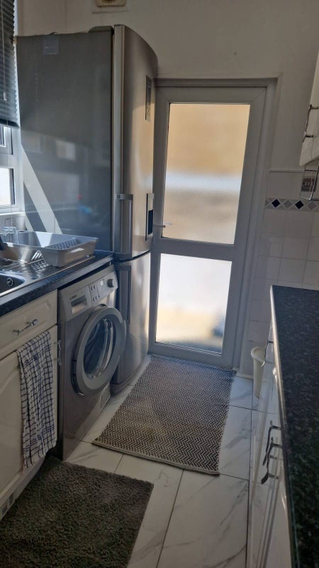 Flat Broomwood Road in Greater London