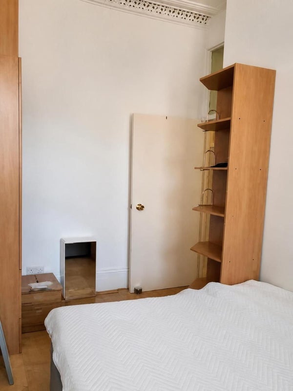 Flat Broomwood Road in Greater London