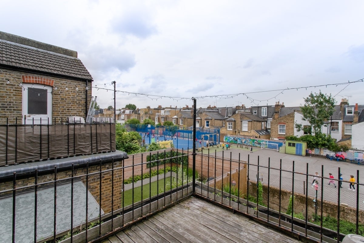 Flat Wix's Lane in Greater London