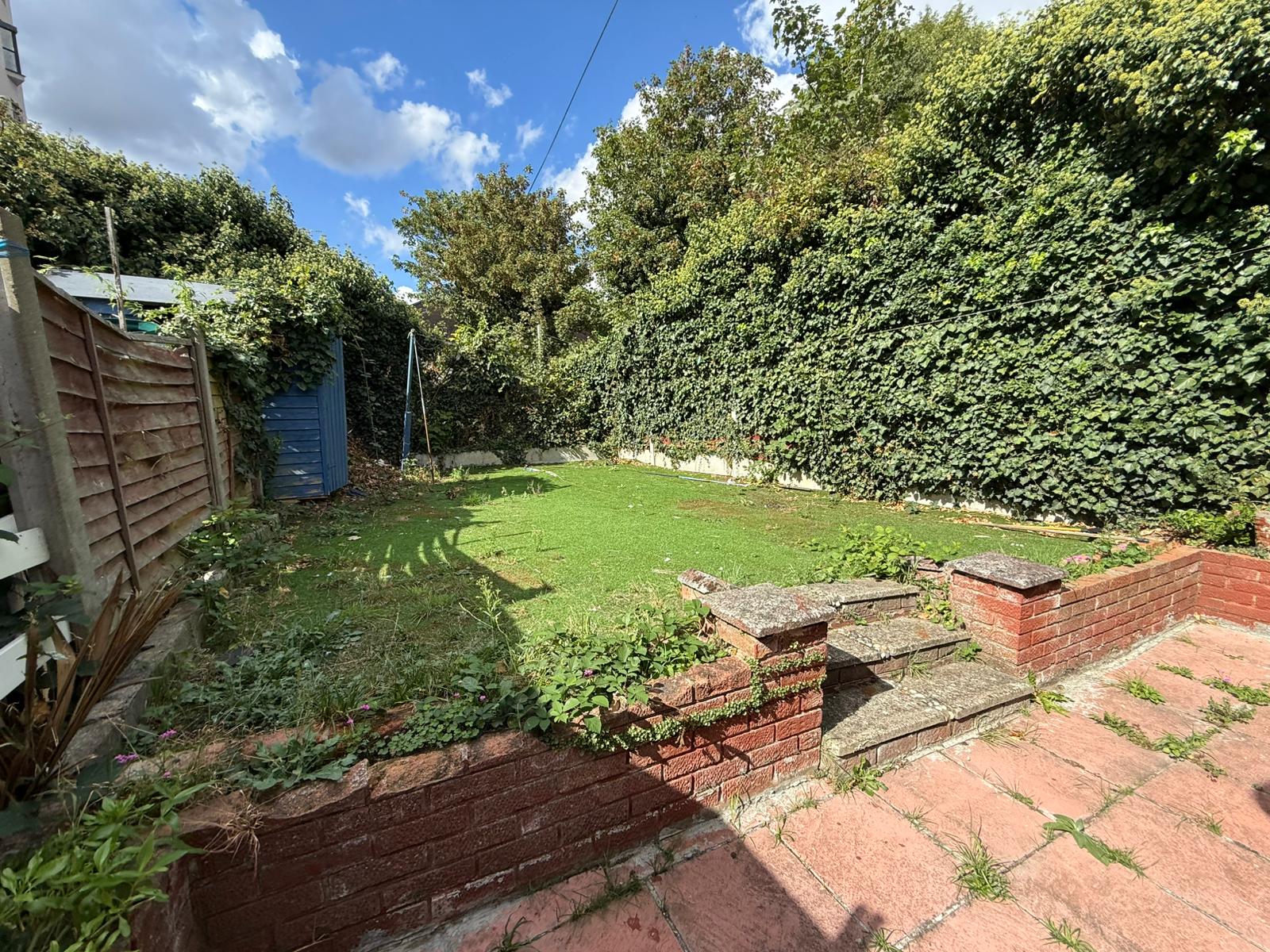 House Tenby Close in Greater London