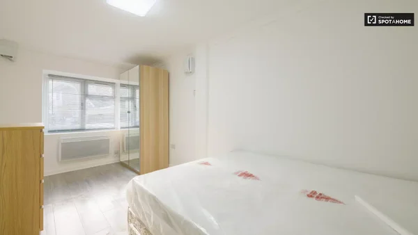 Flat Heathfield Park Drive in London