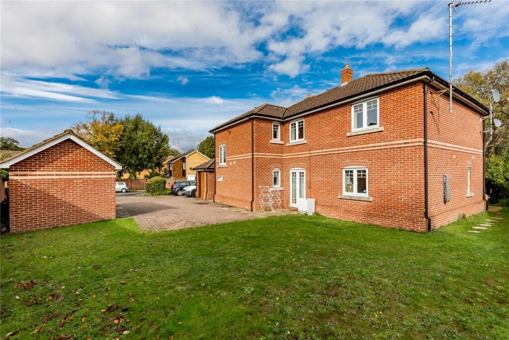 Flat Hazel Avenue in Rushmoor