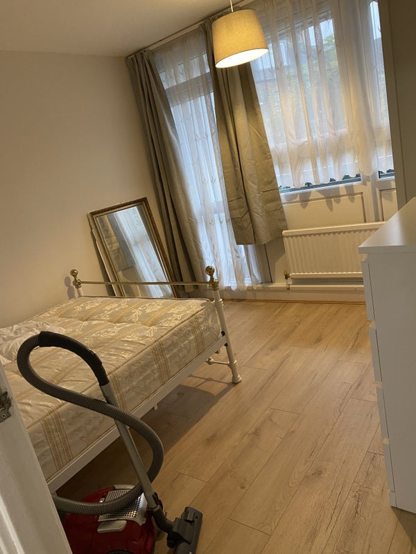 Room Tremlett Grove in Greater London