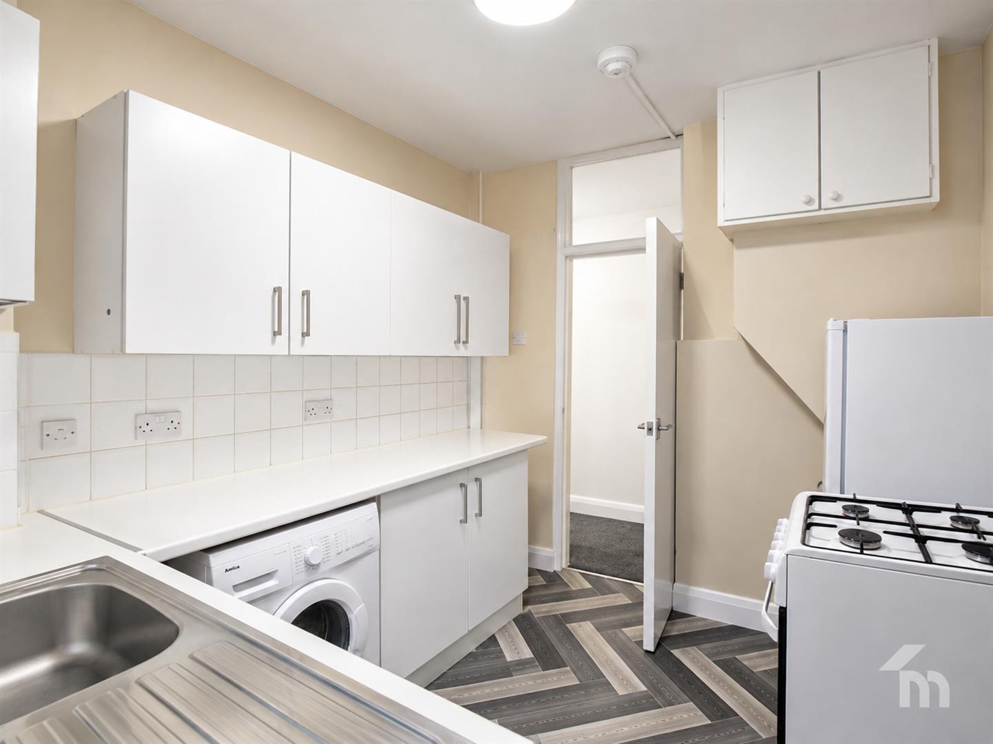 Flat Wynash Gardens in Greater London