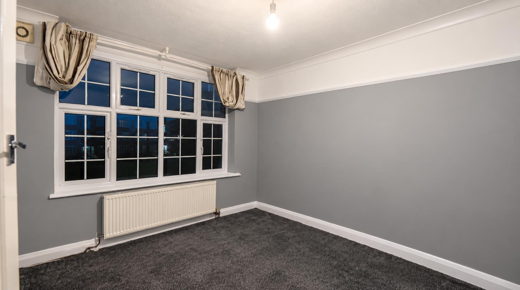 Flat Wynash Gardens in Greater London