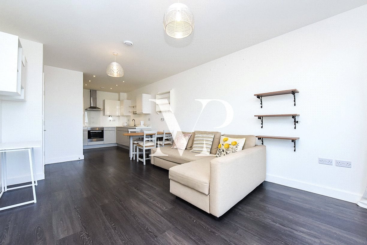 Flat Peartree Way in Greater London
