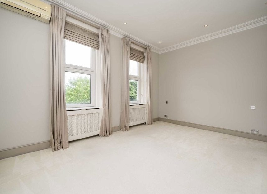 Flat Bolton Road in Greater London