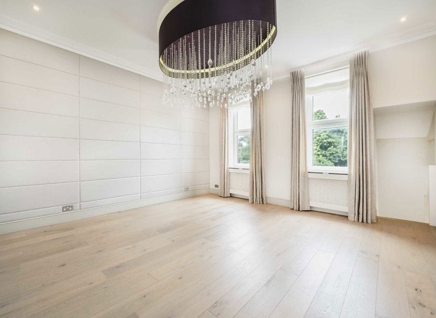 Flat Bolton Road in Greater London