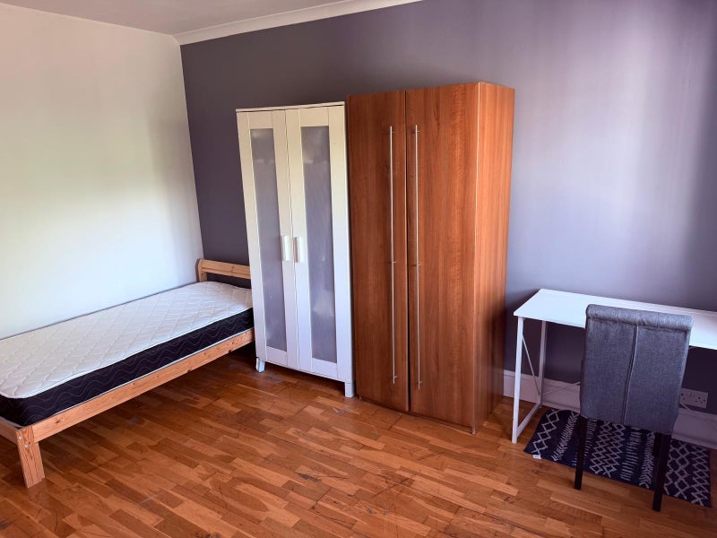Room Ainslie Wood Road in Greater London