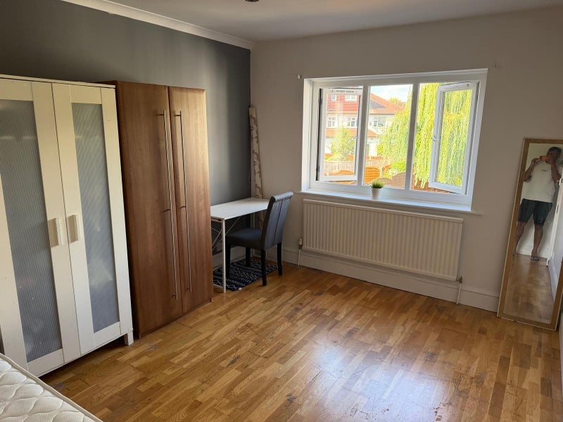Room Ainslie Wood Road in Greater London