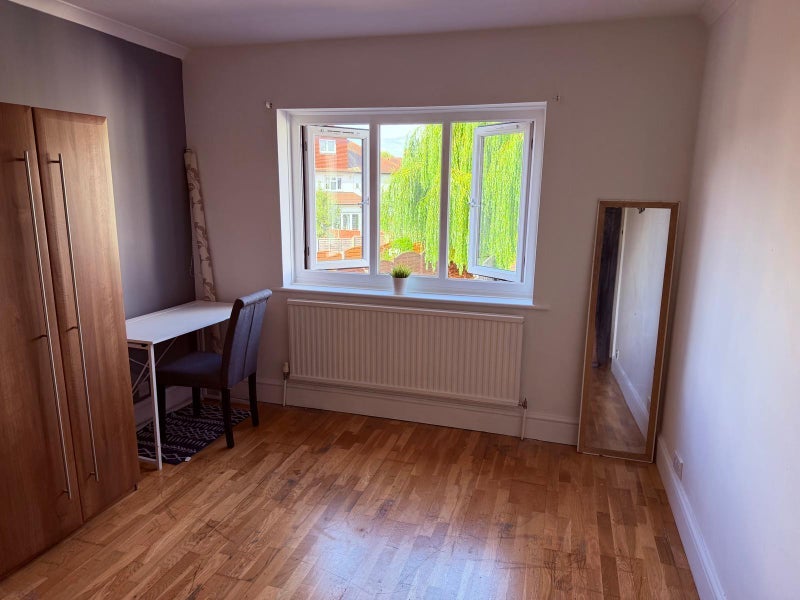 Room Ainslie Wood Road in Greater London