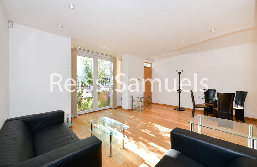 Flat Westferry Road in Greater London