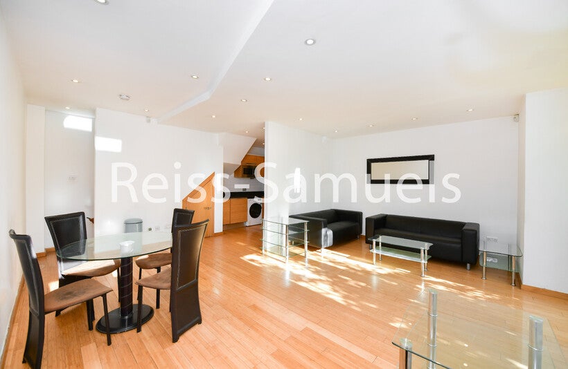 Flat Westferry Road in Greater London