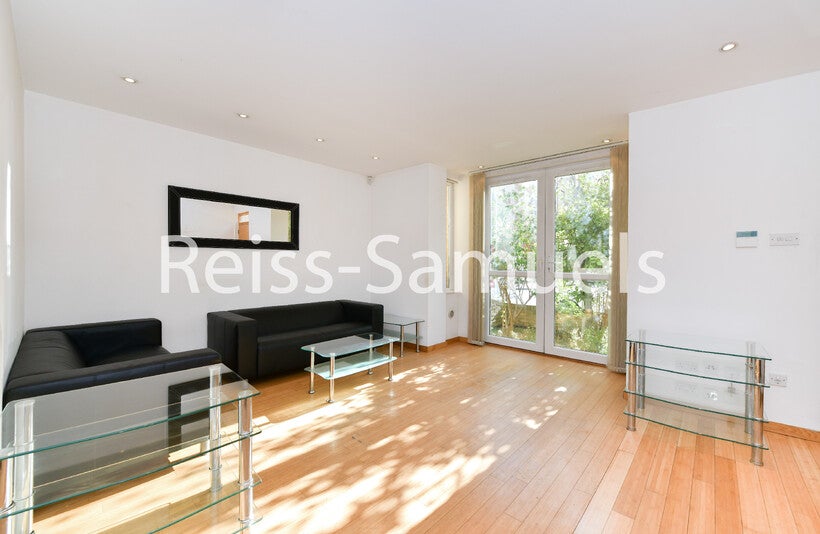 Flat Westferry Road in Greater London