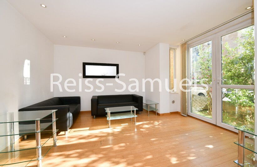 Flat Westferry Road in Greater London