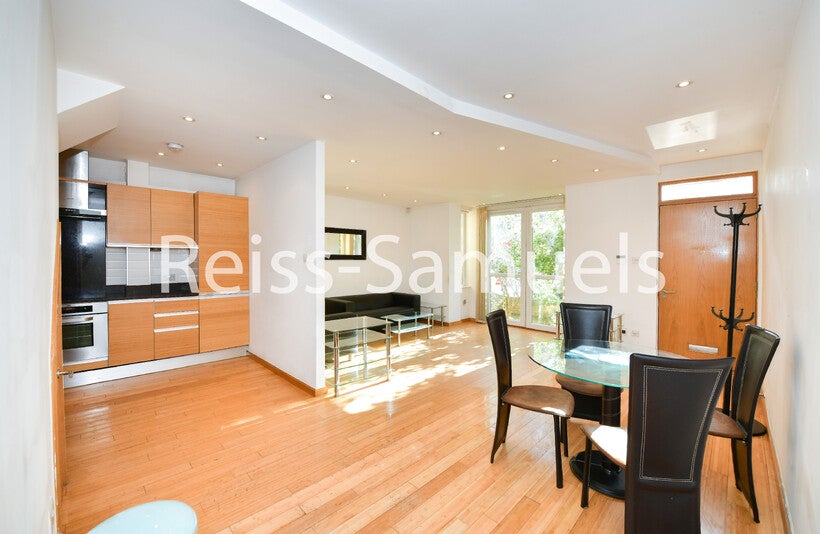 Flat Westferry Road in Greater London