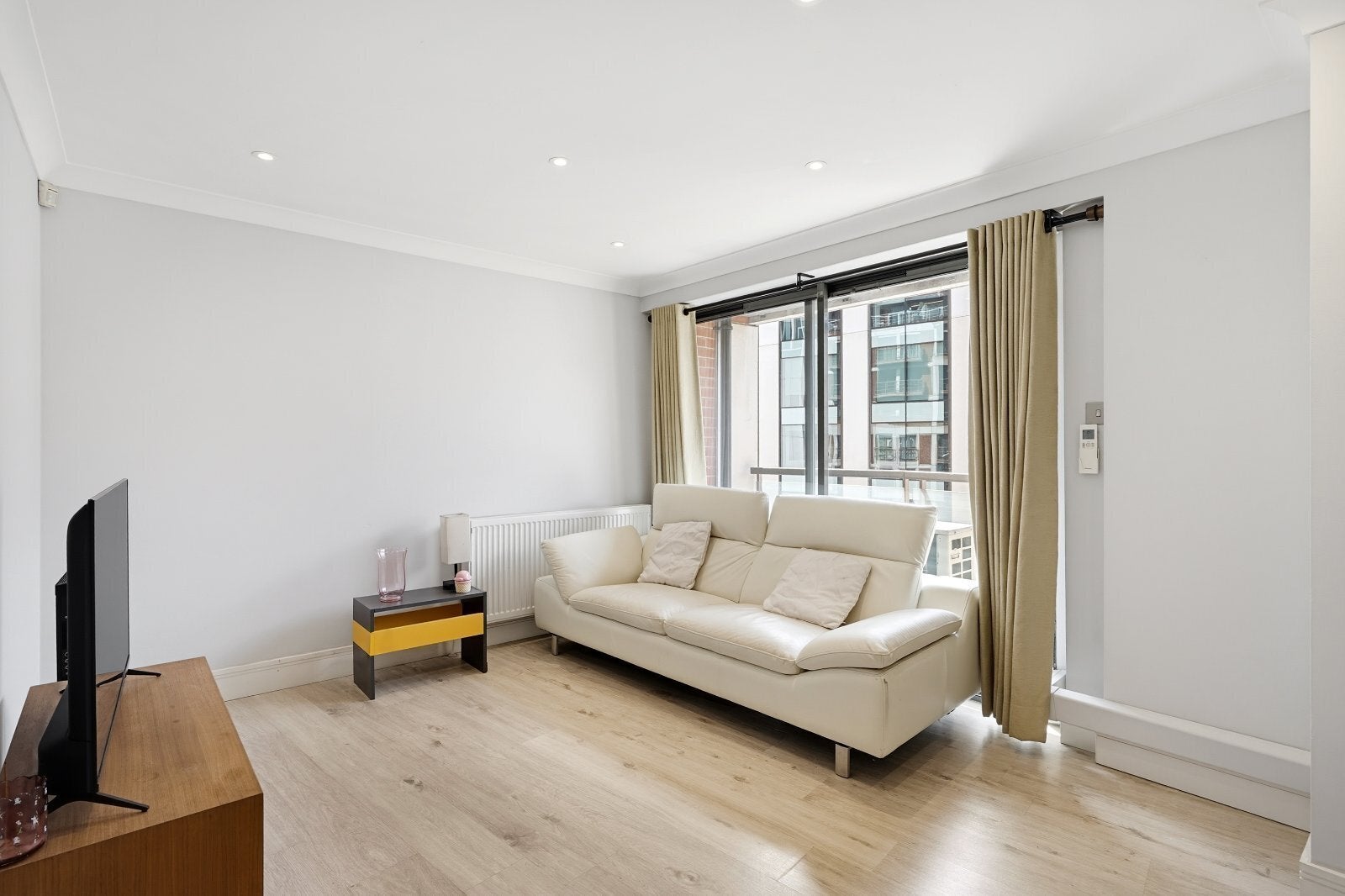 Flat Vauxhall Bridge Road in City of Westminster
