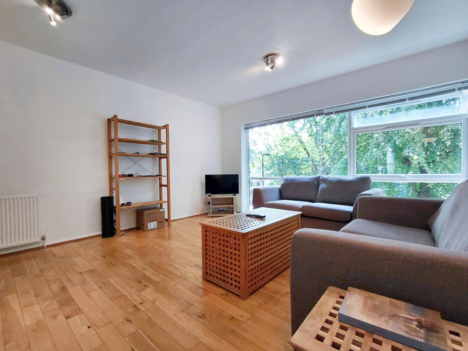 Flat Oak Tree Close in Greater London