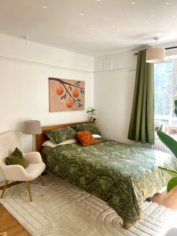 Room Salcott Road in Greater London