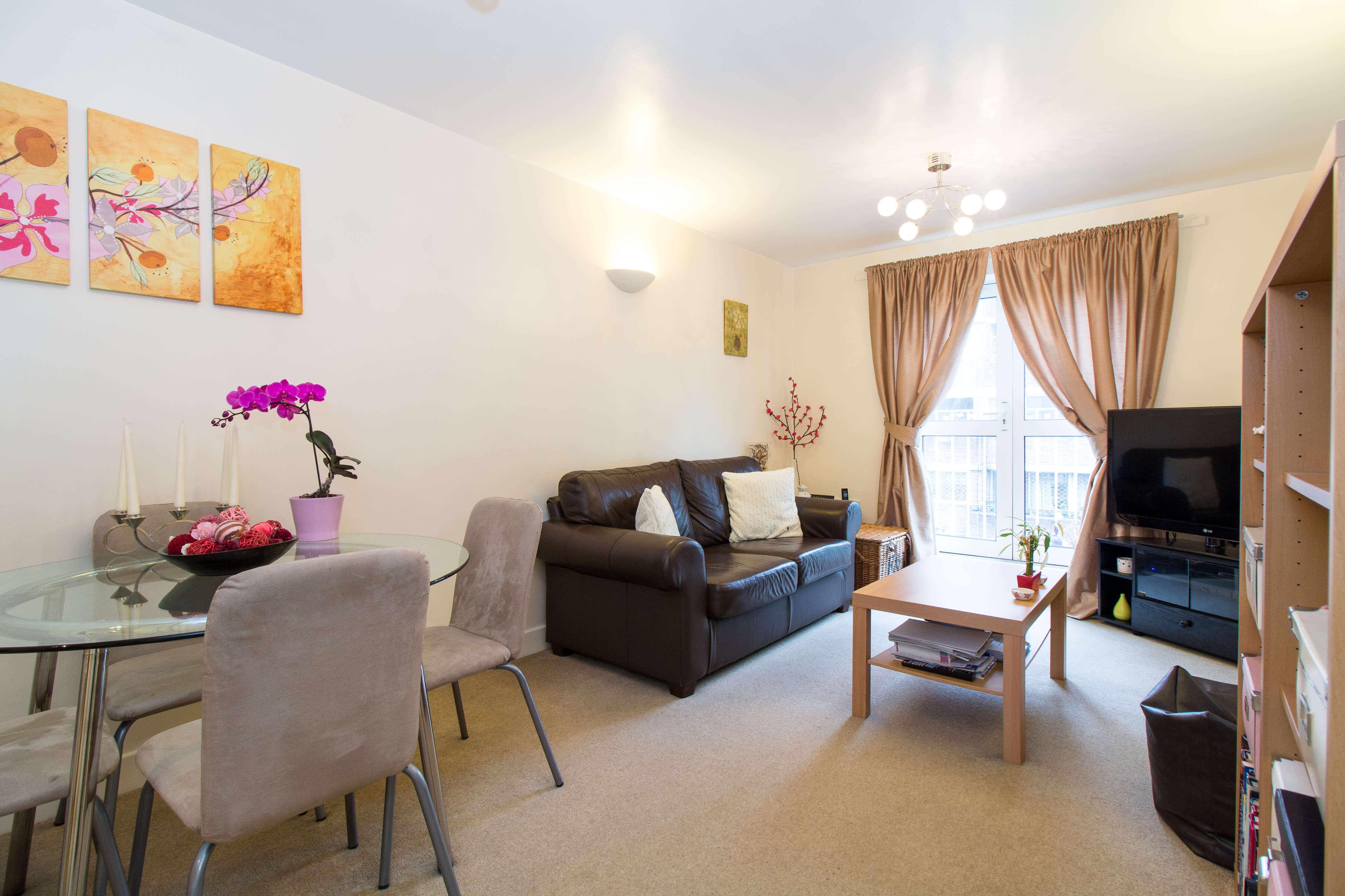 Flat Bramley Road in Greater London
