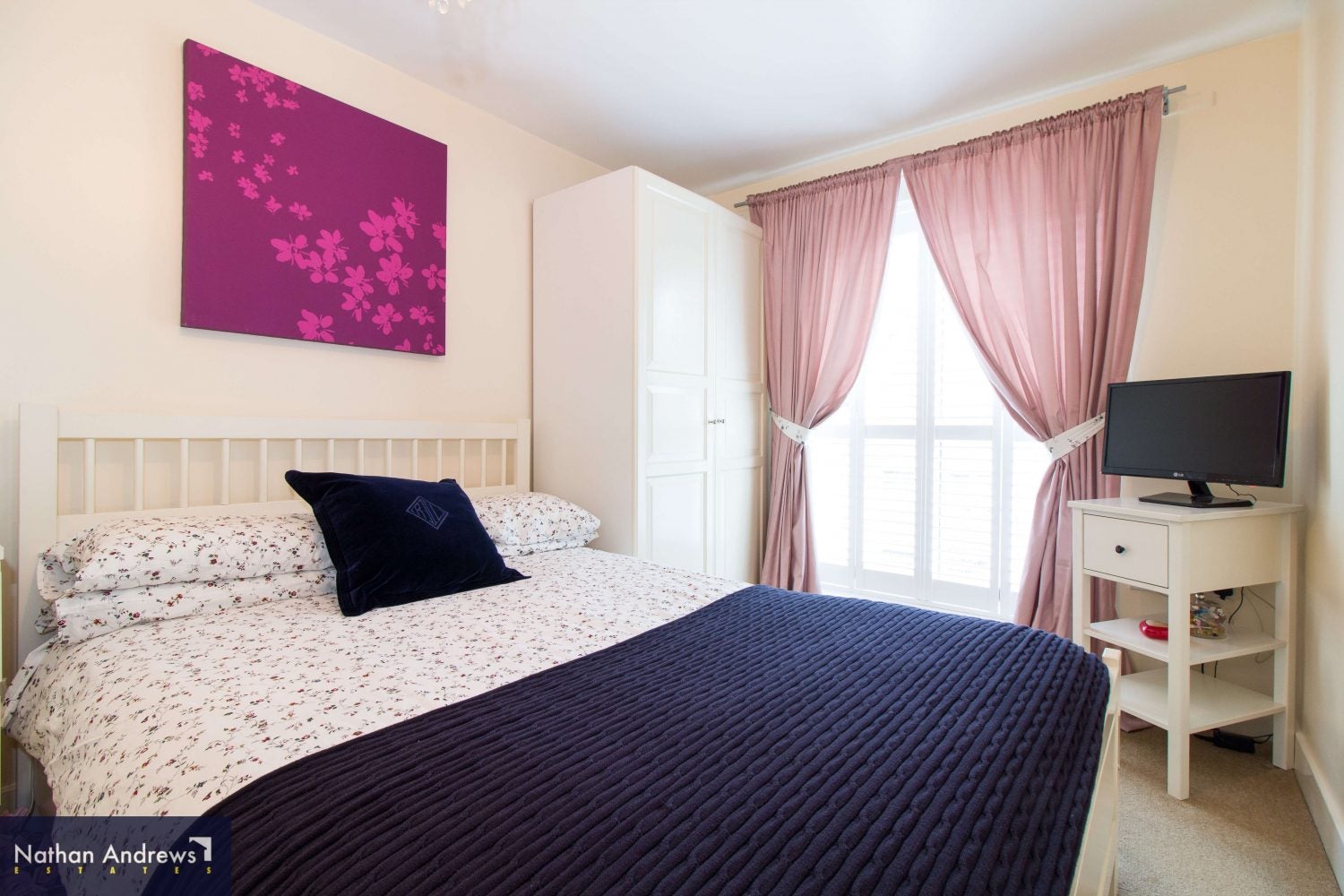 Flat Bramley Road in Greater London