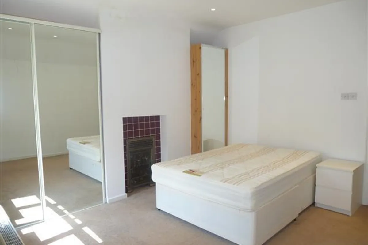 Flat Sterne Street in Greater London